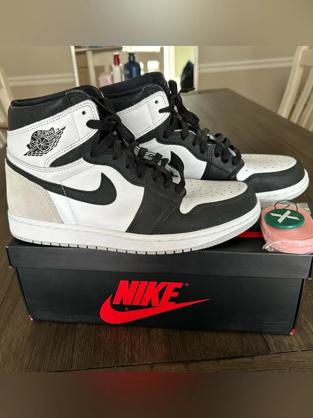 Jordan 1 Retro High OG in bleached coral